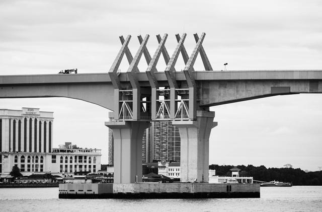 國網(wǎng)員工助力新型電力系統(tǒng)建設(shè)